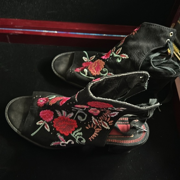 Embroidered spring peep toe boots 👢 - Picture 2 of 3